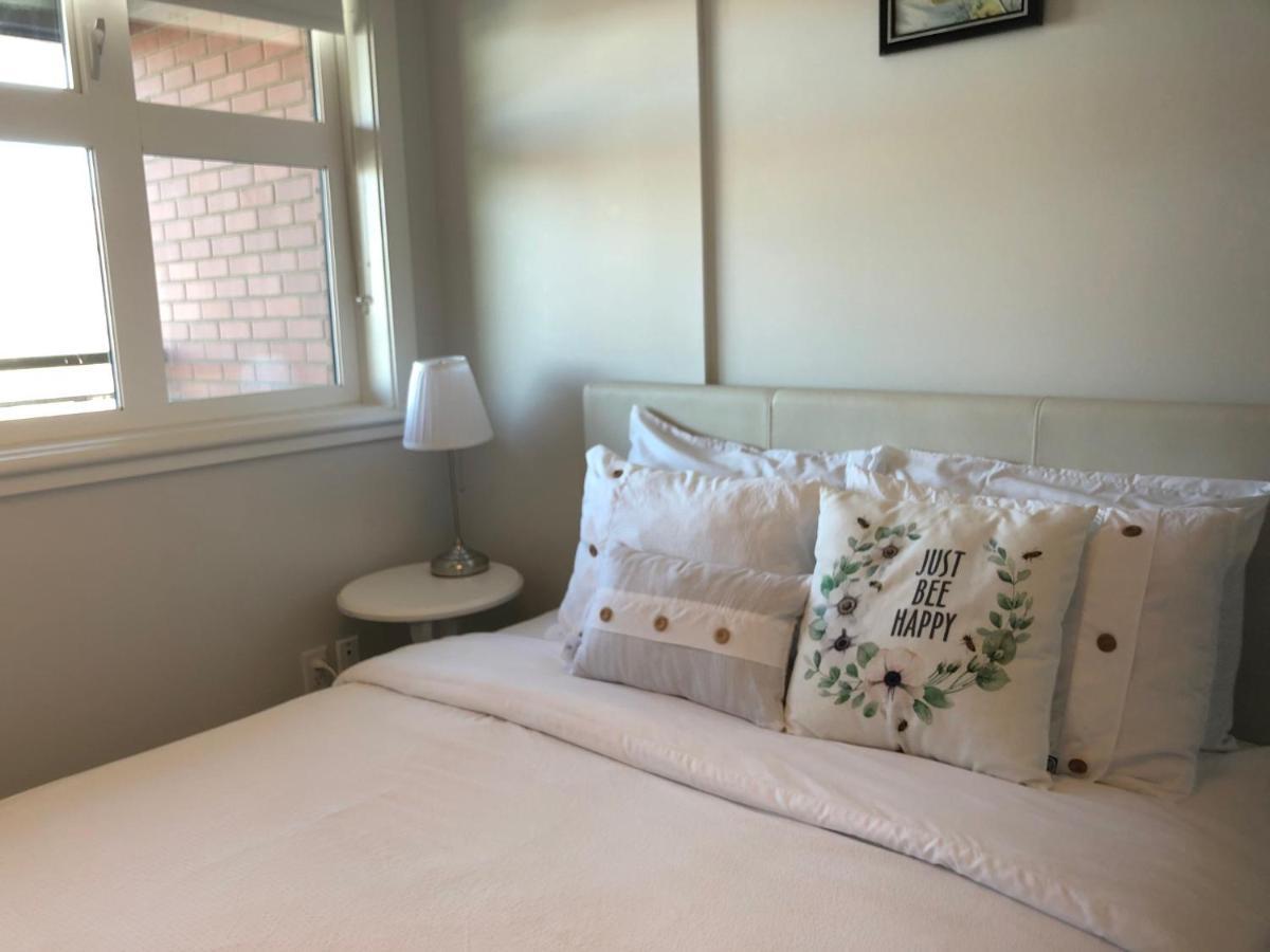 Amicable, Cozy, High Speed Internet, Sleeps 2 Riverview Downtown Apartment Calgary Exterior photo